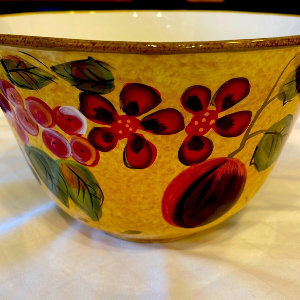 🍑🍒Raymond Waites Bowl🍇
Certifed International
Dishwasher and microwave safe